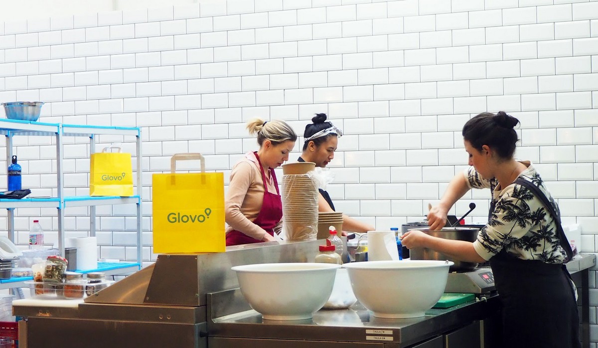Сервіс Glovo запустив перший «dark store» та другу «хмарну кухню» на ринку України