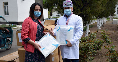 Лінія магазинів EVA забезпечила 1000 медиків, які рятують коронавірусних хворих, багаторазовими захисними костюмами