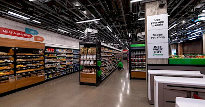 Amazon відкрив магазин без персоналу чи кас у новому форматі, а також використовує роботів для видачі онлайн-замовлень