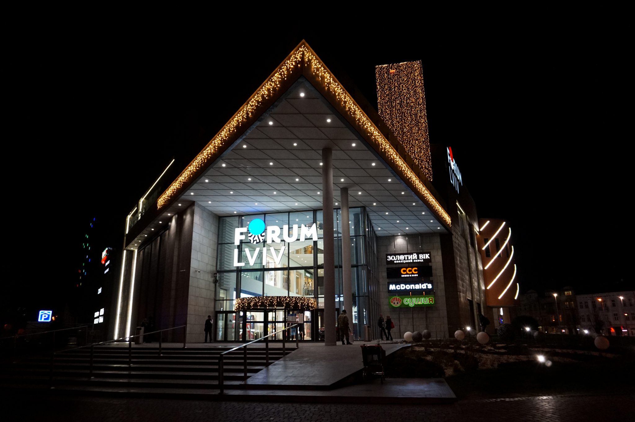 Восход черной Луны: второе ЧП за неделю с самыми популярными ТРЦ Украины – пожар в Forum Lviv (+видео)