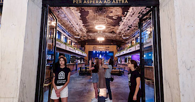 Алекс Купер закрывает «Городской рынок еды» в Одессе и покупает историческое здание завода