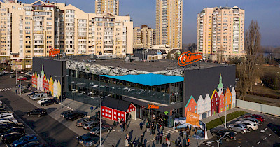 Заморські гості: як виглядає новий двоповерховий Сільпо у “варязькому” стилі в Києві (фотоогляд)