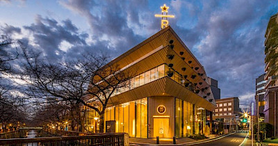 BuckZilla: как выглядит крупнейшая в мире премиум-кофейня Starbucks в Токио (фотообзор)