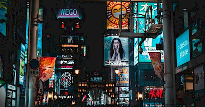 Привлечь и продать: как бренды диджитализируют наружную рекламу