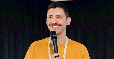 Саша Жиляєв, Comfy: Раціональність на “несерйозних щах”