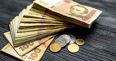 Середня заробітна плата в роздрібній торгівлі в січні впала на 12,2%