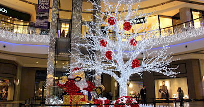 Досвід ТРЦ Gulliver: що потрібно враховувати при новорічному оформленні ТРЦ і вітрин магазинів