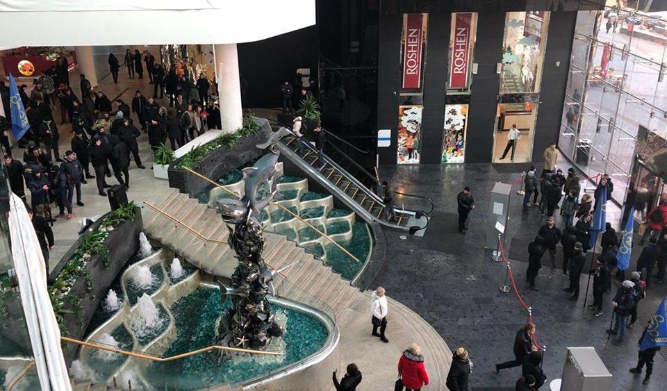 “Ми взяли під контроль Ocean Plaza”: “свободівці” оголосили про захоплення ТРЦ (відео)