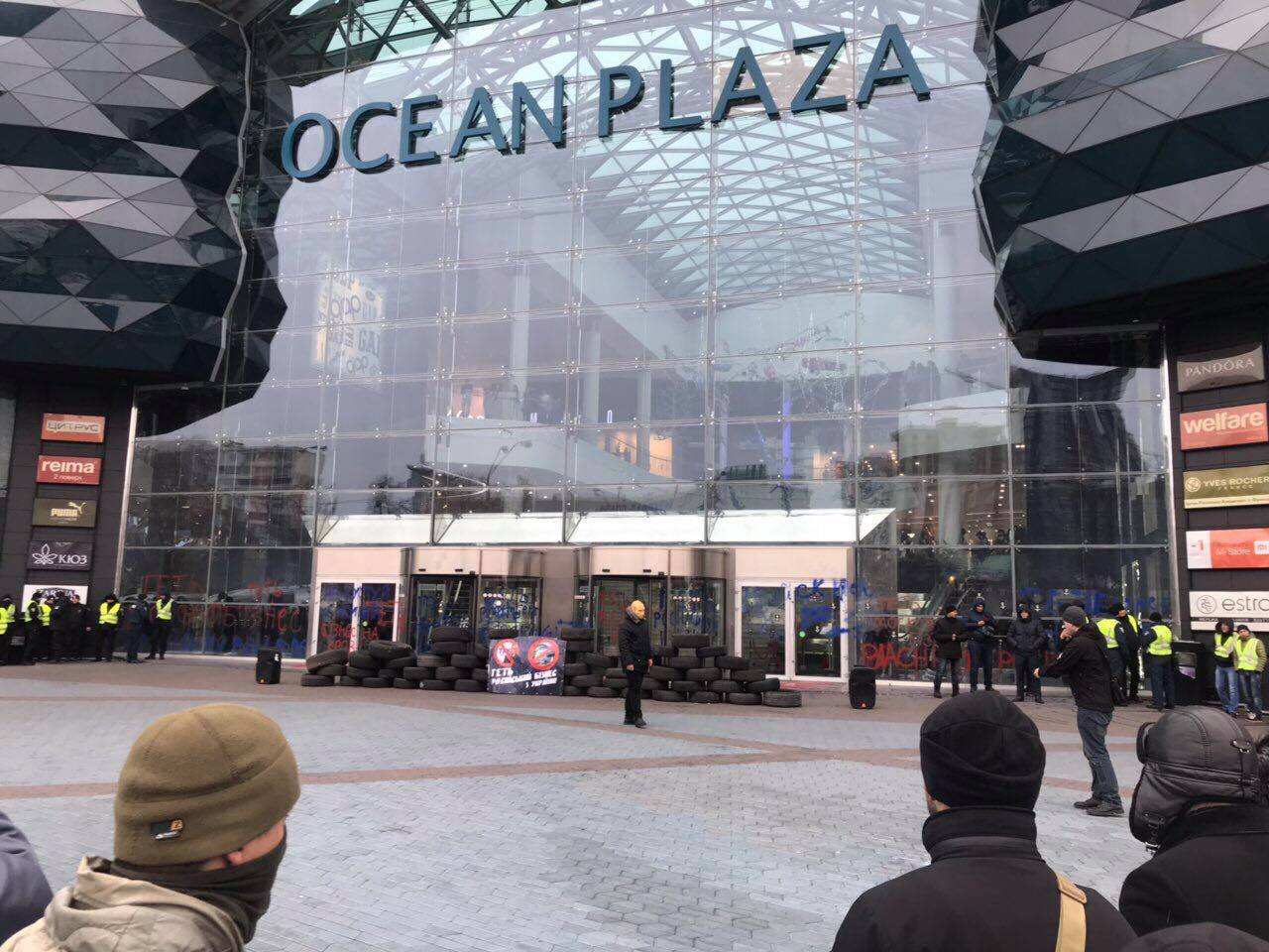 Активісти знову заблокували роботу Ocean Plaza