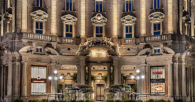 Найкрасивіше кафе в світі: як виглядає перша точка Starbucks в Італії (фотоогляд)