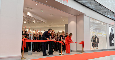 Шведы в Киеве: первые фотографии из первого в Украине магазина H&M