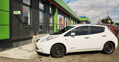 Фора встановлює заправки для електрокарів біля магазинів мережі