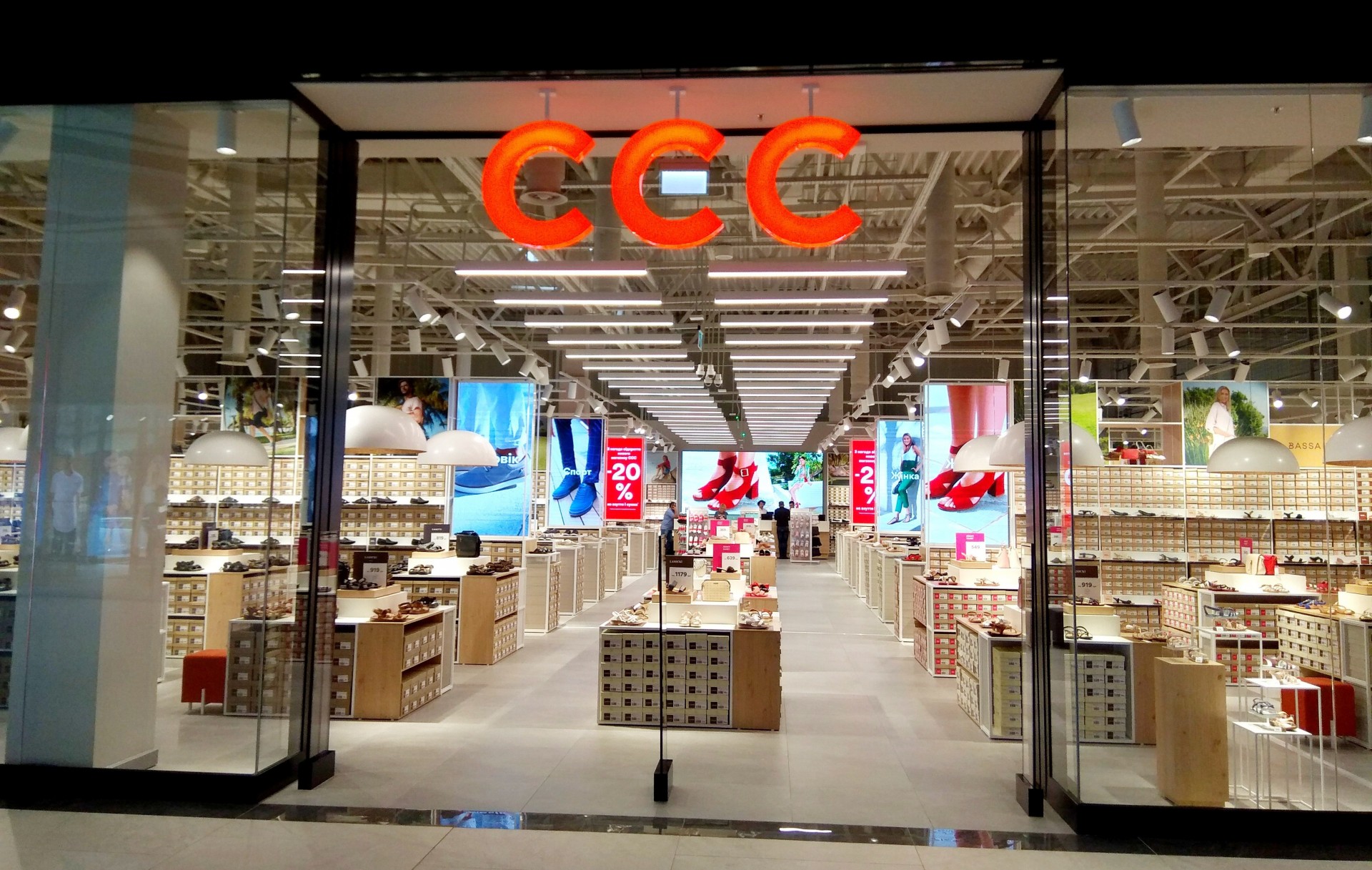 Polish footwear brand CCC opened in Kiev the first premium store (photo-review)