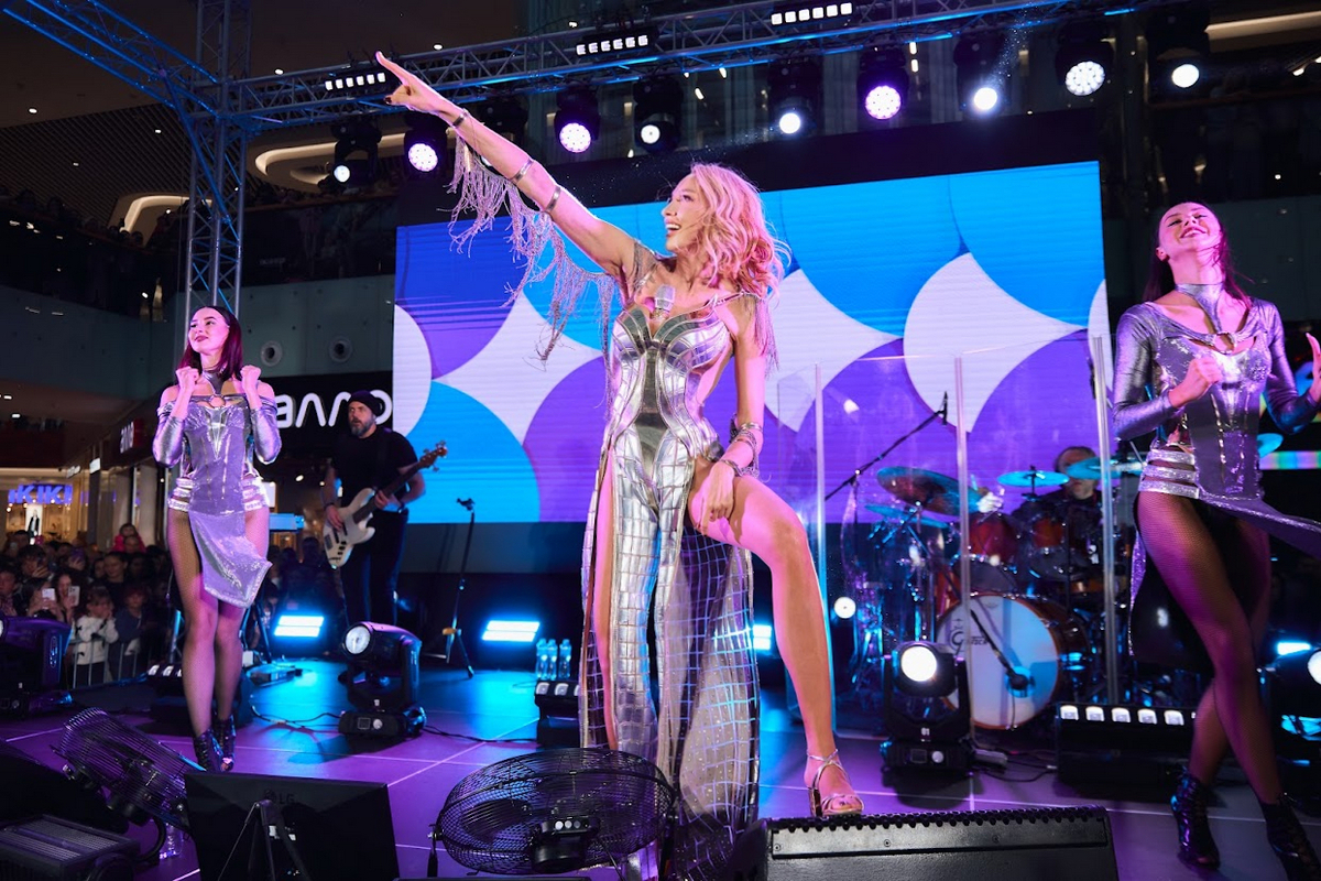 В ТРЦ Retroville відбувся ексклюзивний концерт Олі Полякової (+фото)