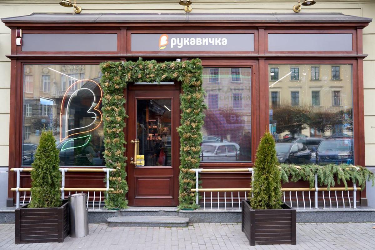 Мережі Рукавичка – 22 роки: як локальний бренд став частиною щоденного життя мільйона покупців