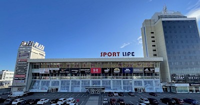 Після обстрілу столичний ТРК Plaza Sport Outlet майже повністю відновив роботу