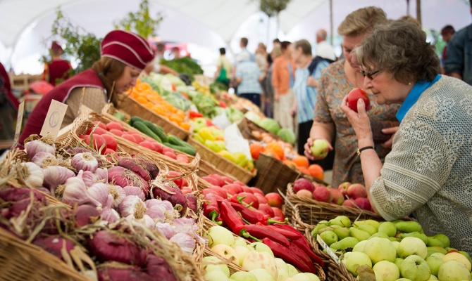 Украинцы тратят на продукты питания и комуслуги больше половины доходов