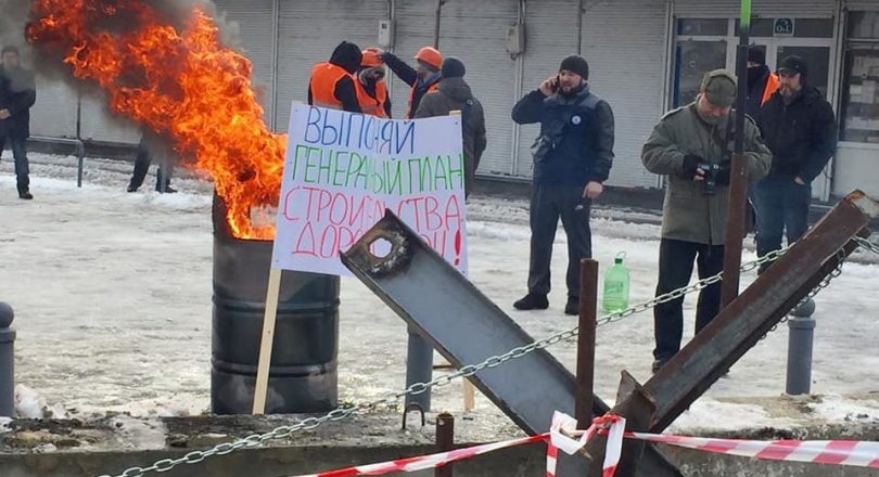 Столкновения в Харькове у рынка Барабашово: слышны взрывы, горела стела (видео)