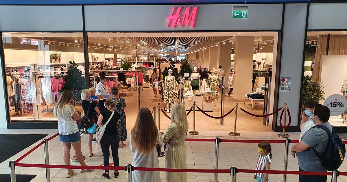 Найбільший в Україні: як виглядає новий H&M в ТРЦ Dream Town (фоторепортаж)