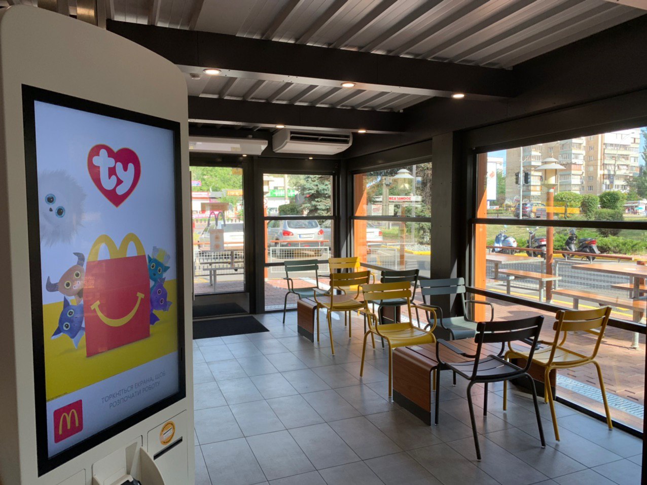 Smart-тераса і робот-транспортер: McDonald’s впроваджує інновації в Києві і Дніпрі