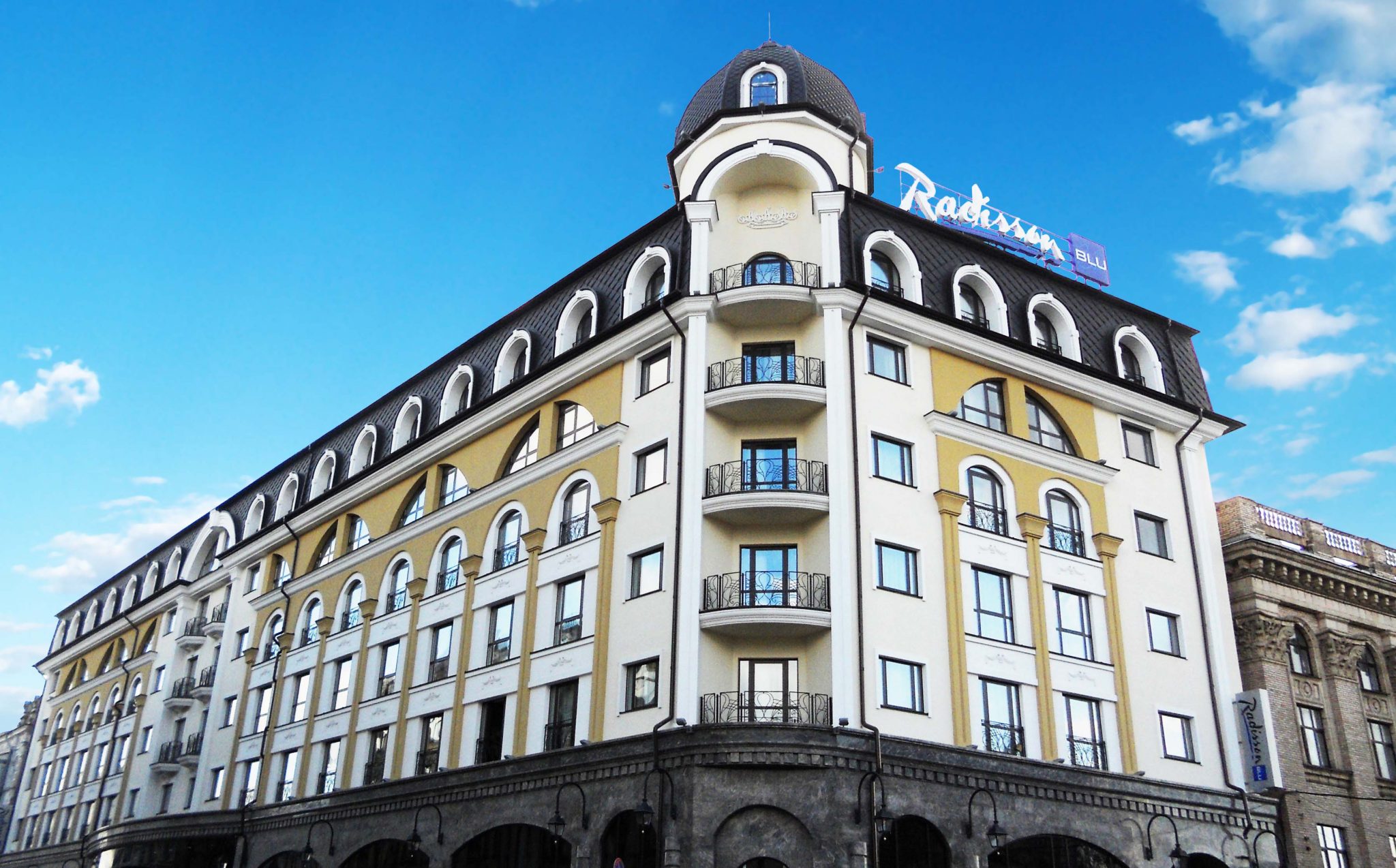 Готель Radisson Blu на Подолі – партнер RAU Summit 2020