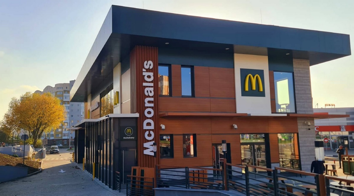 Во Львове открылся первый за время войны полностью новый McDonald’s, построенный в начале года