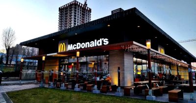 McDonald’s відновлює роботу перших трьох у 2023 році ресторанів