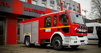 Херсонські вогнеборці отримали пожежне авто, кошти на яке зібрали клієнти WOG