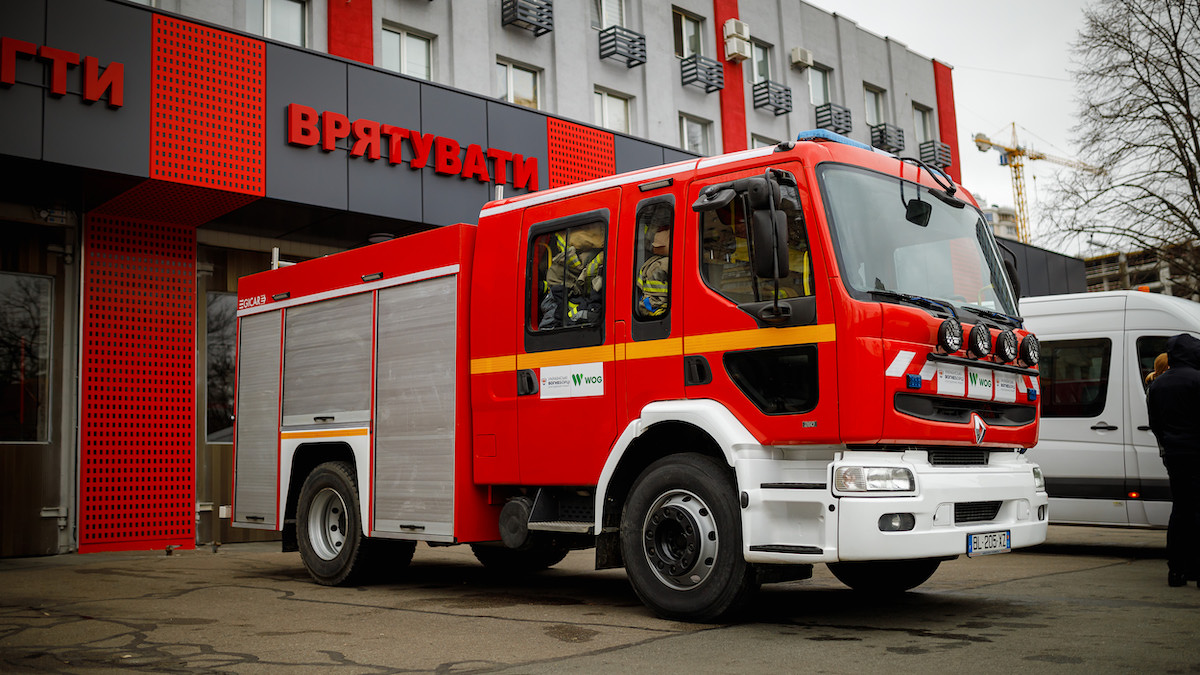 Херсонські вогнеборці отримали пожежне авто, кошти на яке зібрали клієнти WOG