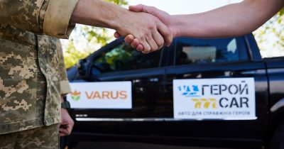 Мережа Varus разом із клієнтами зібрали кошти та передали дві автівки для проєкту ГеройCar