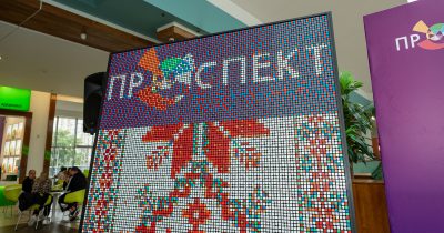 У ТРК Проспект зібрали гігантську вишиванку з кубиків Рубіка: Креативна ініціатива від Arricano в межах Rubik’s Day