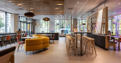 Перший в Україні McDonald’s де більшість оздоблення виконано з використанням перероблених матеріалів відкрили у Львові